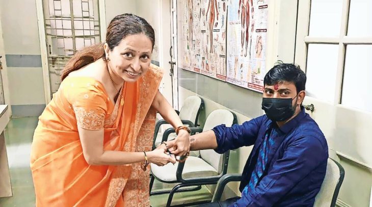 Maharashtra: Exactly year after KEM’s first transplant, doctor ties rakhi on same hand